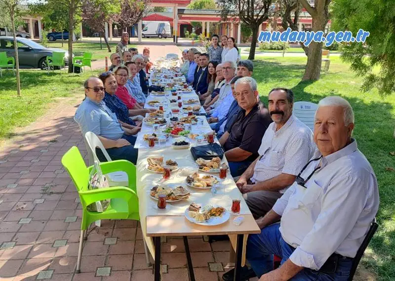 Bursa Engelliler Federasyonu Mudanya temsilcileri Federasyon Başkanı Ünal Şıpkan ve Psikolog Mürşüt Atlıakın öncülüğünde Yıldırım Belediyesi Hacı Mehmet Zorlu Özel Eğitim Meslek Okuluna ziyarette bulundular.