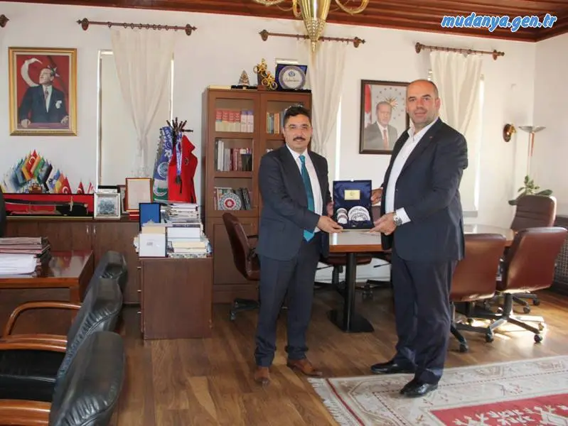  Bursa'da yılın AHİ'si seçilen köfteci Ceylan ÇETİN, kayıtlı bulunduğu Mudanya Esnaf ve Sanatkârlar Odası Başkanı Ertan ABDULAZİZOĞLU ve yönetim kuruluyla birlikte Mudanya Kaymakamı Ayhan TERZİ ile Mudanya Belediye Başkanı Deniz DALGIÇ'a nezaket ziyaretinde bulundular.