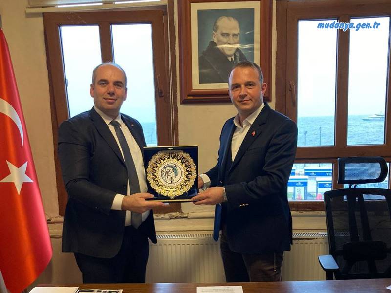 Mudanya Zabıta Müdürlüğü görevine getirilen Murat HACIFETTAHOĞLU'nu da ziyaret eden ABDULAZİZOĞLU, yasalar çerçevesinde hoşgörü ve diyalog ortamıyla ilçe esnafıyla ilgili her türlü sorunun çözüleceğine inandığını vurgulayarak HACIFETTAHOĞLU'na çalışmalarında başarılar diledi.