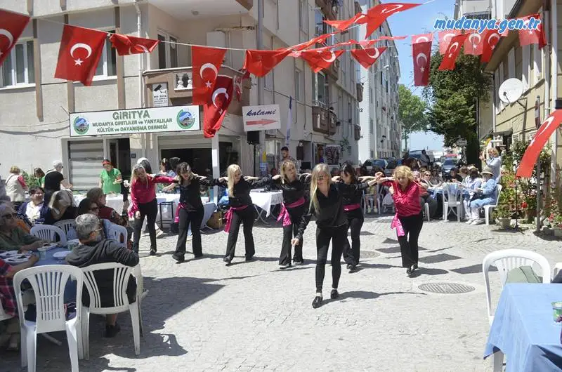 Mudanya'da 10 yıldır faaliyet gösteren Mudanya Girit ve Yanyalılar Kültür ve Dayanışma Derneği (GİRİTYA) üyelerinin düzenlediği 10. yıl kutlamalarında coşku dolu anlar yaşandı.