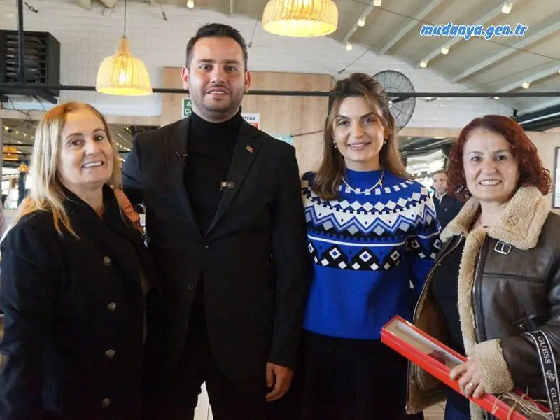 Cumhur İttifakı AK Parti Mudanya Belediye Başkan Adayı Gökhan Dinçer, 8 Mart Dünya Kadınlar Günü'nde Mudanyalı kadınların gününü karanfille kutladı.