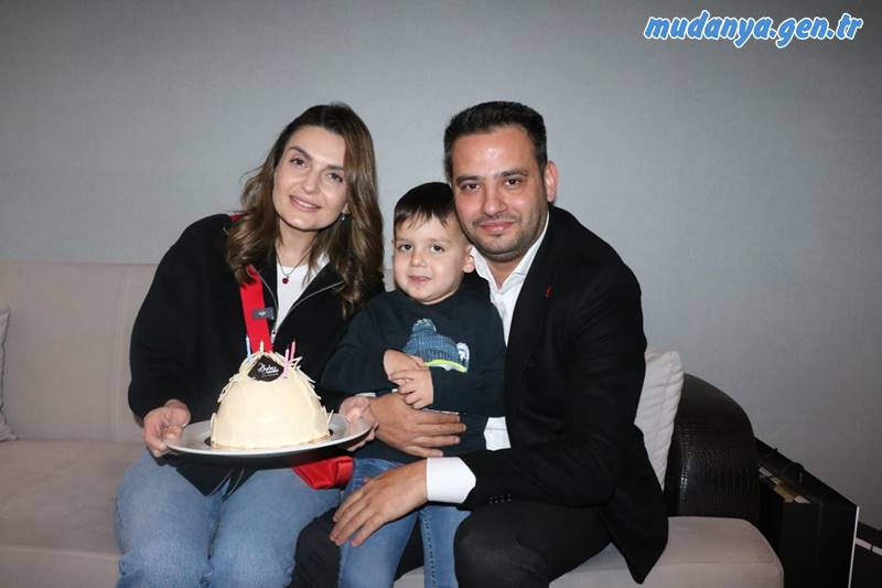 Gökhan Dinçer'e eşi Özlem Dinçer ve oğlu Burak Dinçer seçim ofisinde doğum günü sürprizi yaptı.