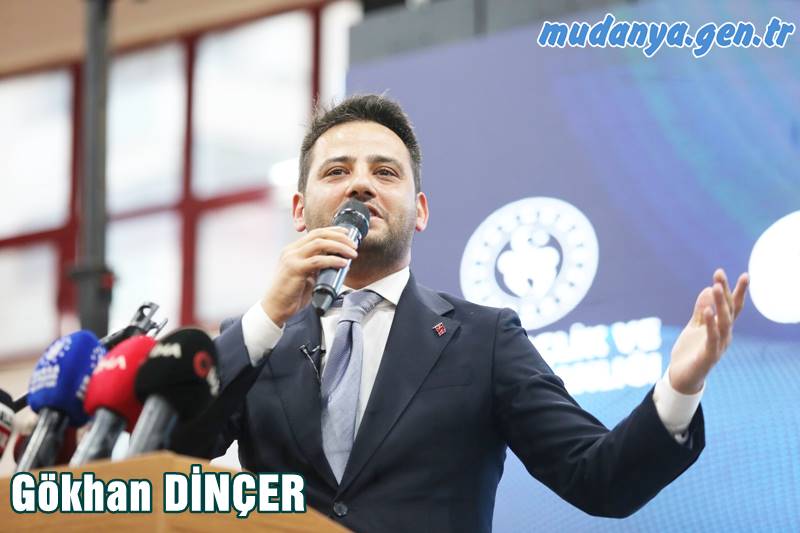 AK Parti Mudanya Belediye Başkan Adayı Gökhan Dinçer, Bakan Bak'tan ilçeye sportif yatırım desteği isterken, yatırımların sözünü de aldı.