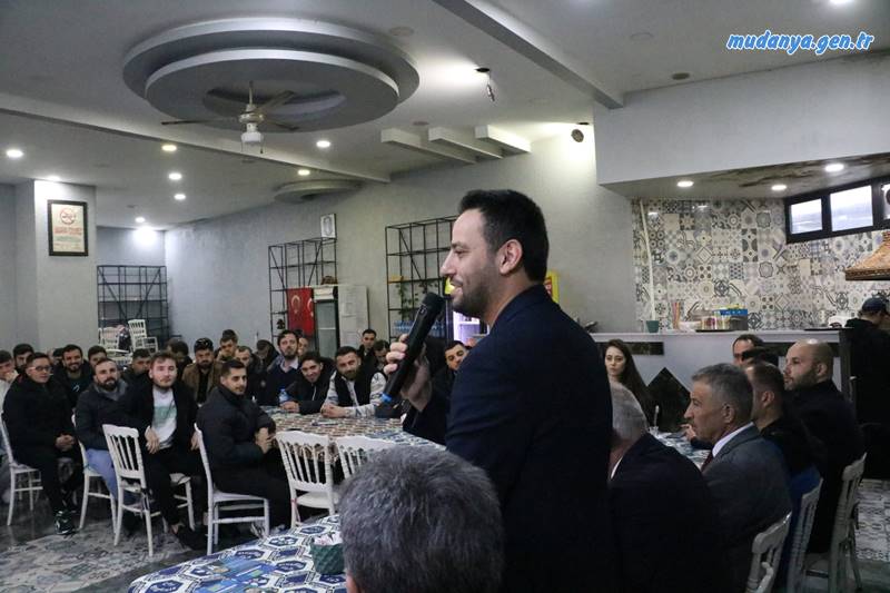 Yoğun sevgi gösterileri ve sloganlarla karşılanan Dinçer, "Burgazspor yarım asırlık bir geçmişe sahip. Mudanya köklü spor kulüplerinin altyapılarıyla sporcu fabrikası olacak. Mudanya'yı her branşta sporun merkezi olacak" dedi.