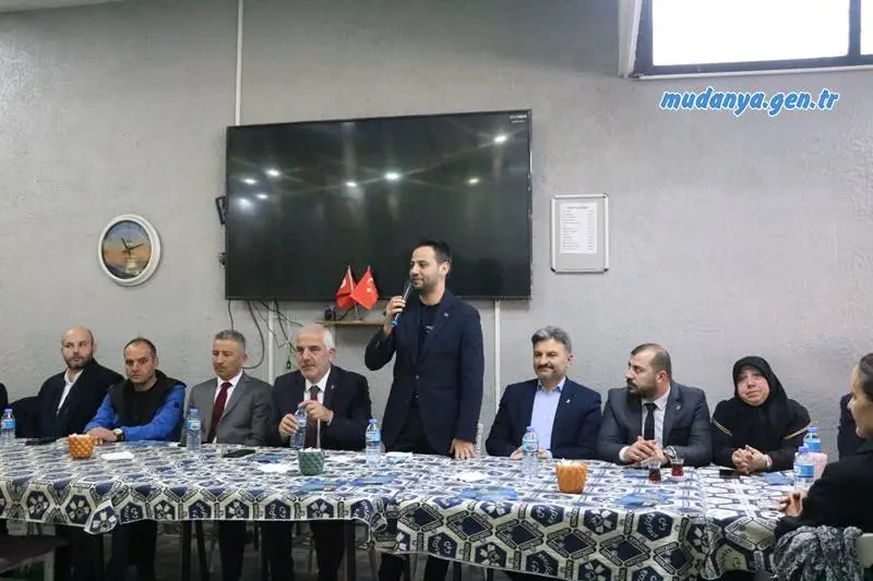 Yoğun sevgi gösterileri ve sloganlarla karşılanan Dinçer, "Burgazspor yarım asırlık bir geçmişe sahip. Mudanya köklü spor kulüplerinin altyapılarıyla sporcu fabrikası olacak. Mudanya'yı her branşta sporun merkezi olacak" dedi.