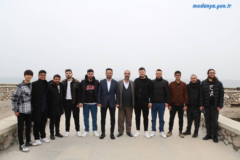 AK Parti Mudanya Belediye Başkan Adayı Gökhan Dinçer, "Mudanya'nın kaynaklarını doğru kullanmak çok önemli. Gerçekleştireceğimiz yatırımlarla herkes Mudanya'ya girdiğini hissedecek. Biz bu memlekete en iyi hizmeti yapabileceğimizi düşündüğümüz için yola çıktık" diye konuştu.