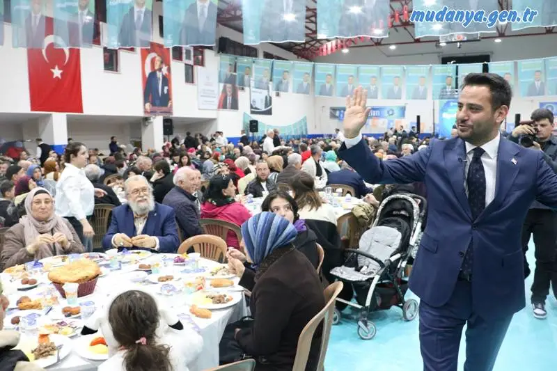 Yaklaşık 2 bin kişinin katıldığı iftar programında vatandaşların yoğun ilgisiyle karşılaşan Cumhur İttifakı AK Parti Mudanya Belediye Başkan Adayı Gökhan Dinçer, ardından yüzlerce kişinin yer aldığı organizasyonda vatandaşlara çiğköfte ikram etti.