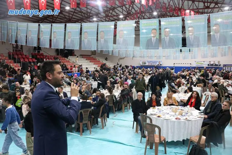 Yaklaşık 2 bin kişinin katıldığı iftar programında vatandaşların yoğun ilgisiyle karşılaşan Cumhur İttifakı AK Parti Mudanya Belediye Başkan Adayı Gökhan Dinçer, ardından yüzlerce kişinin yer aldığı organizasyonda vatandaşlara çiğköfte ikram etti.