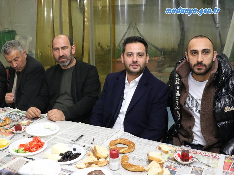 Gündüz vatandaşlar ve esnafla, akşam ise iftar ve sahurda halka bir araya gelen Mudanya Belediye Başkan Adayı Gökhan Dinçer,