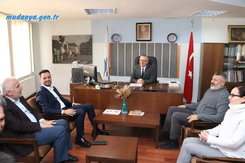 Uludağ Üniversitesi Mudanya Güzel Sanatlar Fakültesi Dekanı Prof. Dr. Ali Sait Liman'ı ziyaret eden Cumhur İttifakı AK Parti Mudanya Belediye Başkan Adayı Gökhan Dinçer, kuracakları kent tiyatrosu, kültür merkezi ve düzenleyecekleri festivallerle ilçeyi örnek bir yer haline getireceklerini söyledi.