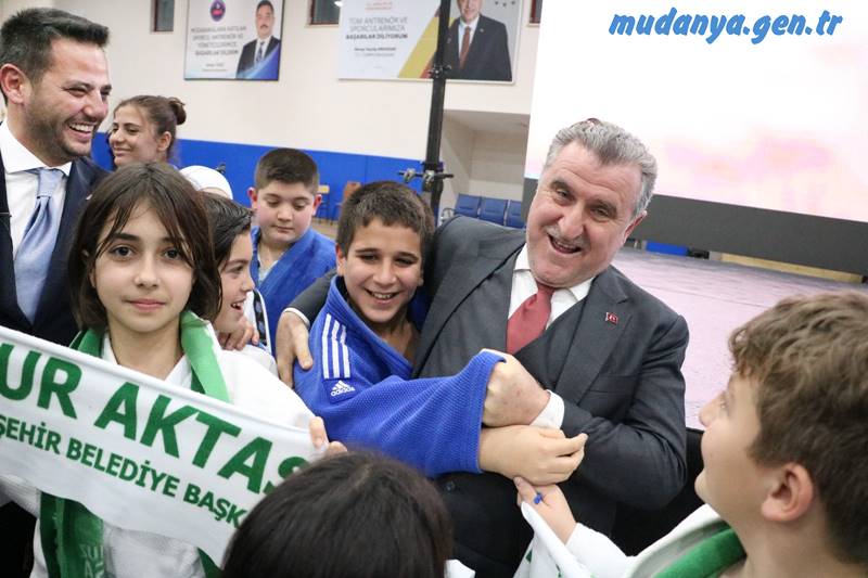 AK Parti Mudanya Belediye Başkan Adayı Gökhan Dinçer, Bakan Bak'tan ilçeye sportif yatırım desteği isterken, yatırımların sözünü de aldı.