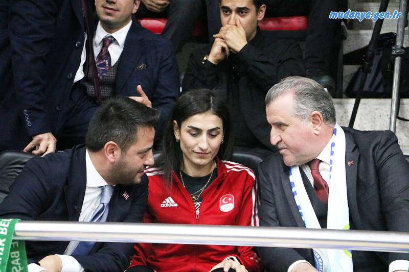 Mudanya'da faaliyet gösteren amatör spor kulüpleri sporcuları, Büyükşehir Belediyespor Kadınlar Hentbol Takımı ve sporcu aileleri, Gençlik ve Spor Bakanı Osman Aşkın Bak'ın katılımıyla Bursa Büyükşehir Belediyesi evsahipliğinde biraraya geldi. 