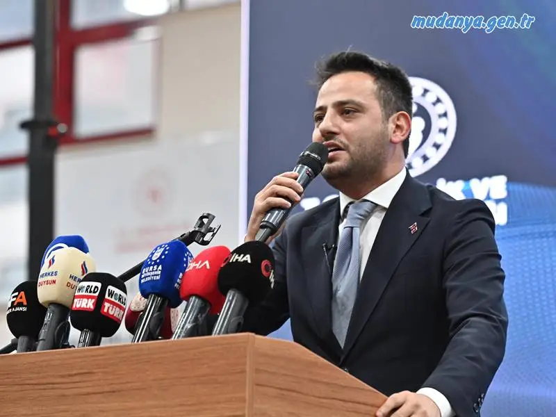 Bursa Büyükşehir Belediyesi ev sahipliğinde düzenlenen programla Gençlik ve Spor Bakan Osman Aşkın Bak, ‘Amatör spor kulüpleri sporcuları, Büyükşehir Belediyespor Kadınlar Hentbol Takımı ve sporcu aileleriyle biraraya geldi.
