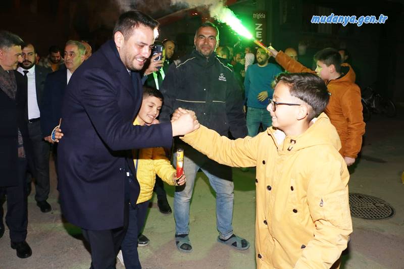 Gittiği her yerde coşkuyla karşılanan AK Parti Mudanya Belediye Başkan Adayı Gökhan Dinçer'e Kumyaka ve Tirilye'de de yoğun ilgi vardı.