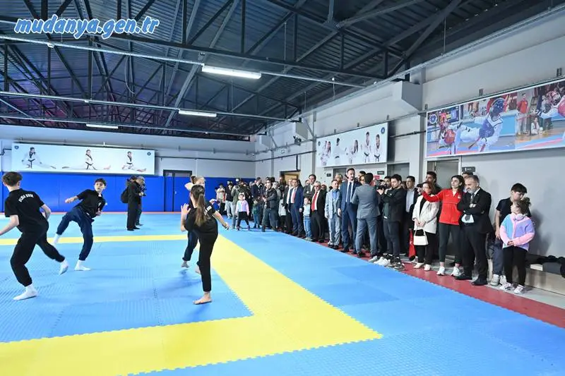 Bursa Büyükşehir Belediyesi tarafından Emek Mahallesi’ne kazandırılan ve Bursa’ya tarihinde ilk kez olimpiyat madalyası kazandıran Milli tekvandocu Hatice Kübra İlgün’ün adı verilen gençlik ve spor merkezi, düzenlenen törenle hizmete açıldı