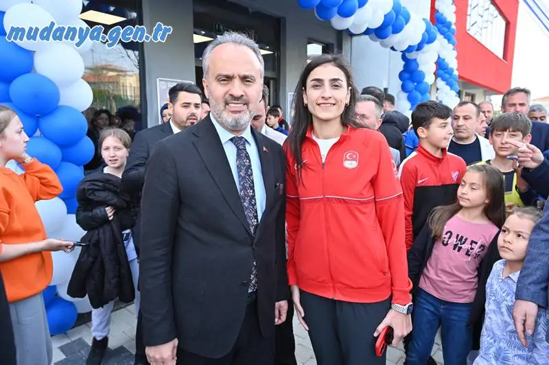 Bursa Büyükşehir Belediyesi tarafından Emek Mahallesi’ne kazandırılan ve Bursa’ya tarihinde ilk kez olimpiyat madalyası kazandıran Milli tekvandocu Hatice Kübra İlgün’ün adı verilen gençlik ve spor merkezi, düzenlenen törenle hizmete açıldı. 