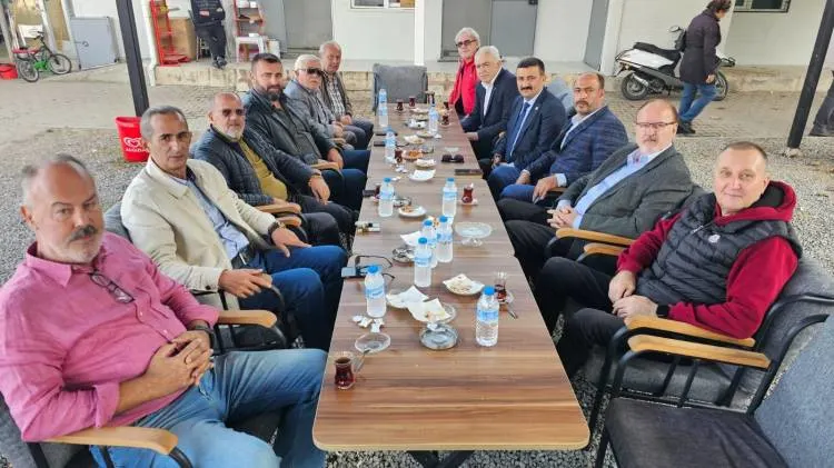İYİ Parti Bursa Milletvekili Selçuk Türkoğlu beraberindeki heyet ile birlikte Bursa’da tekstil ve Mudanya’da cafe işletmeciliği yapan iş insanı Erkan Taşdemir’e hayırlı olsun ziyaretinde bulundu.
