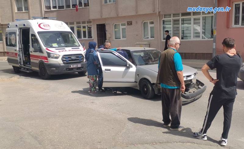 Şehit Hakan Tamaç Caddesi üzerinde gerçekleşen olayda, 16 ABH 05 plakalı araç sola dönüş yapmak isterken, karşı yönden gelen 16 BEF 345 plakalı araç ile çarpıştı.
