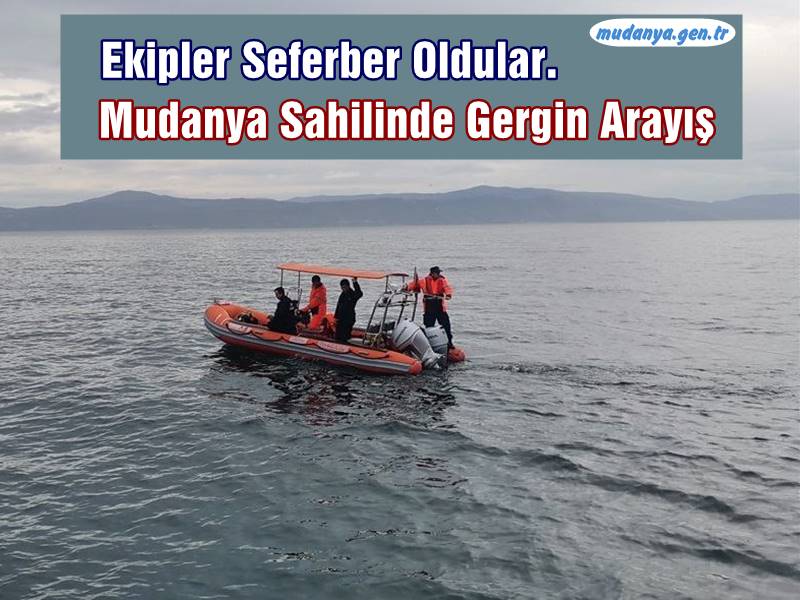 Mudanya’da sahilinde pazar gününden bu yana kaybolduğu düşünülen R.O.'nun montu, cep telefonu ve nüfus cüzdanı sahil banklarında bulundu. Oğlunun babasının kaybolduğunu Emniyet’e ve sosyal medya hesaplarından duyurması üzerine harekete geçen ekipler, arama çalışmalarını denizde sürdürüyor.