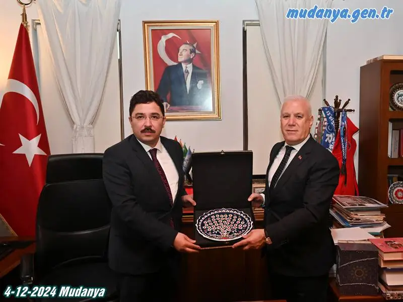 Başkan Mustafa Bozbey ilk olarak Mudanya Kaymakamı Ayhan Terzi’yi ziyaret etti . İlçede hayata geçirilen yatırımların ve projelerin ele alındığı görüşmede, Mudanya zeytininin Avrupa ve dünya pazarlarında daha fazla tanıtılması ve çiftçilerin hak ettikleri payı almaları için atılabilecek adımlar değerlendirildi.