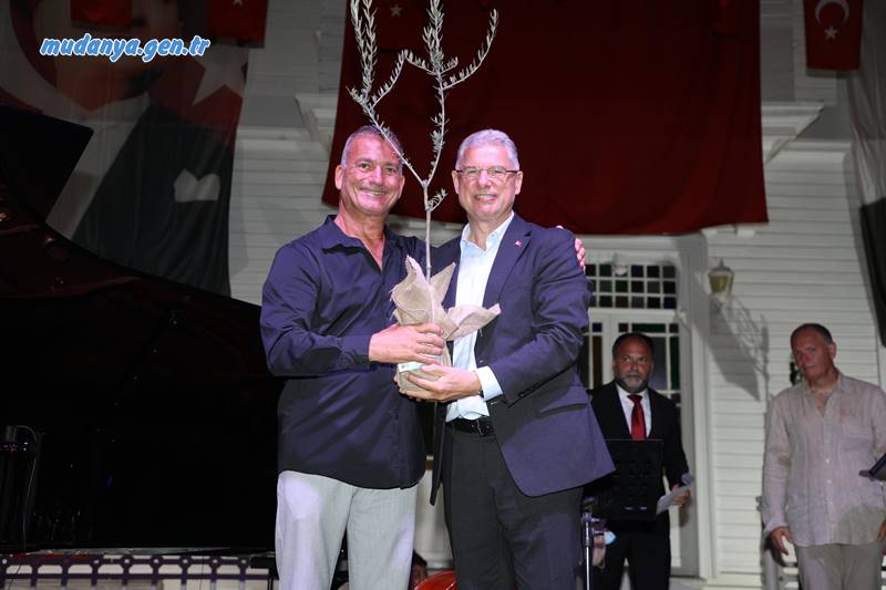  Güçlü melodileri ve etkileyici performansıyla izleyenlerden tam not alan Görsev, Mudanya’dan yükselen barış ve bağımsızlık ruhuna ortak oldu. Atatürk ve İsmet İnönü’yü anarak konserini bitiren Görsev, İzmir Marşı’nı Mudanyalılar ile birlikte söyledi. Konser sonunda Kerem Görsev Trio’ya teşekkür eden Mudanya Belediye Başkanı Deniz Dalgıç, dokuz gün boyunca Mütareke sürecinin her anını yaşadıklarını söyledi