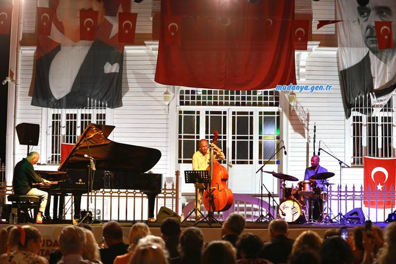 Mudanya Mütarekesi Barış Yolu Ödül töreni sonrası sahne alan dünyaca tanınmış caz piyanistlerinden Kerem Görsev Trio Mudanyalılara unutulmaz bir müzik ziyafeti yaşattı. 