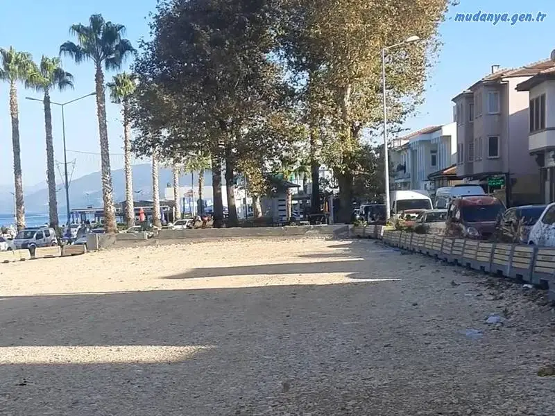 Deva Partisi İlçe Başkanı, yıkılan eski belediye binasının arazisinin atıl durumda bırakılmasını da eleştirerek, “Yıkılan belediye binasının bulunduğu arazi boş dururken, bu alanın geçici olarak bile olsa otopark olarak kullanılmaması büyük bir fırsatın kaçırılmasıdır.