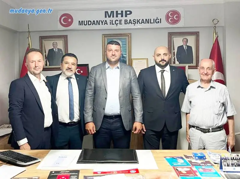 MHP Mudanya İlçe Başkanlığı’nda Ali Bay başkanlığındaki yeni yönetim ilk toplantısında görev bölümü yaptı. Ertan Topçuoğlu’nun Başkan Vekili, Yusuf Taşkolu’nun Başkan Yardımcısı olduğu Ali Bay başkanlığındaki yönetimde Tolgahan Aslan İlçe Sekreteri, Erol Tetik ise muhasip üye olarak görev aldı.