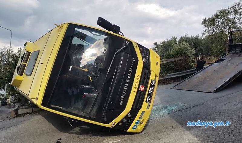 Bursa’nın Mudanya ilçesinde, Ü.D. yönetimindeki 16 TBL 48 plakalı GY2 hattında çalışan Bursa Büyükşehir Belediyesine ait mikrobüs, Güzelyalı Burgaz Mahallesi Ferah Sokak’ta kaza yaptı.