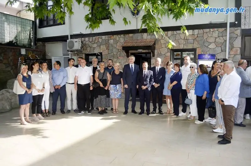 Mudanya Polis Lokali’nde düzenlenen bayramlaşma programına Mudanya Kaymakamı Ayhan Terzi, Mudanya Belediye Başkanı Deniz Dalgıç, Mudanya Baş Savcı Okan Kurtaran, Mudanya İlçe Jandarma Komutanı Bnb. Ercan yavuz, Mudanya Emniyet Müdürü Atakan Ateşli'nin yanı sıra siyasi parti temsilcileri, muhtarlar ve vatandaşlar katıldı.