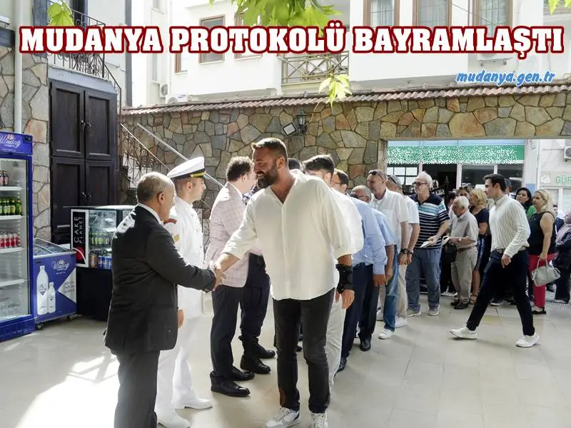Kurban Bayramı dolayısıyla Mudanya ilçe protokolü, kamu kurumları, sivil toplum örgütleri ve vatandaşlar ile bayramlaşma programı Polis Lokalinde gerçekleşti.