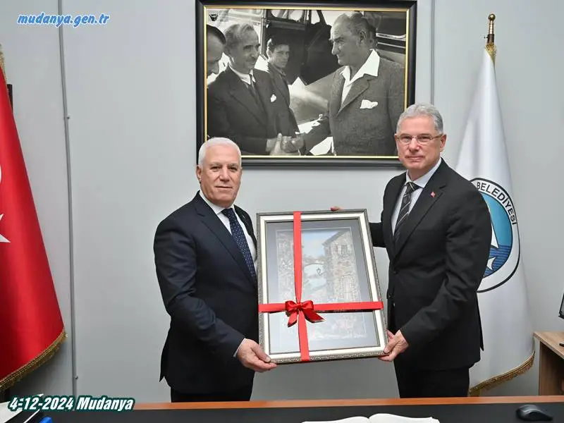 Başkan Mustafa Bozbey, daha sonra Mudanya Belediye Başkanı Deniz Dalgıç’ı makamında ziyaret etti. Ziyarette, bölgenin gelişimi, 2025 programında yer alan Mudanya Metrobüs hattı, yol düzenlemeleri ve otopark projeleri başta olmak üzere ilçenin ulaşımını iyileştirmeye yönelik çalışmalar konuşuldu.
