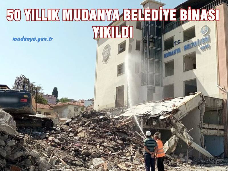 Mudanya Belediyesi'nin 1976 yılında hizmete açılan binası, 2023 yılında meydana gelen Kumyaka merkezli 5,1 büyüklüğündeki deprem sonucunda ciddi hasar görerek yaklaşık bir yıldır kapalı bulunuyordu. Kontrollü yıkımı bugün gerçekleşti.