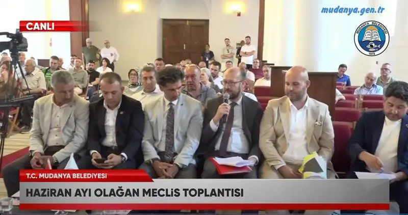  Mudanya Belediye Meclisi Toplantısının ilk kez internetten canlı yayınlandığının altını çizen Grup Sözcüsü Seymenler MHP Grubunun önergeleri ile meclis toplantısının canlı yayınla halka ulaşmaya başladığını belirtti.