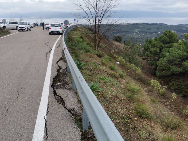 Mudanya Devlet Hastanesinin otopark alanını çevreleyen asfalt yarıkları vatandaşları tedirgin ediyor.
