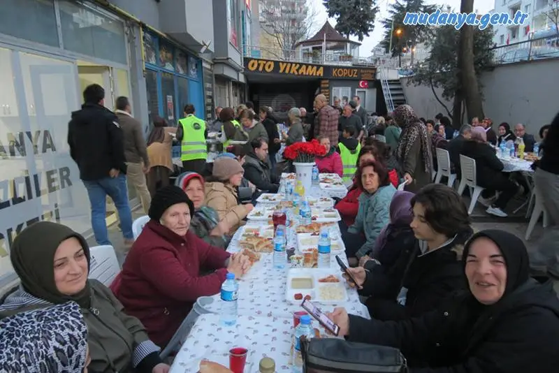 Düzenlenen iftar yemeğiyle Mudanya’da ikamet eden engellileri ve ailelerini bir araya getirdi. yeni Belediye İş Merkezi Engelliler federasyonu bürosunun önünde gerçekleşen iftar yemeğine Mudanya Engeller Derneği Başkanı Fevzi Ercan, önceki Dönem Başkanı Hürriyet Aslıkara, Bursa Engelliler Federasyonu Başkanı Ünal Şıpkan ve aileleri katıldı.