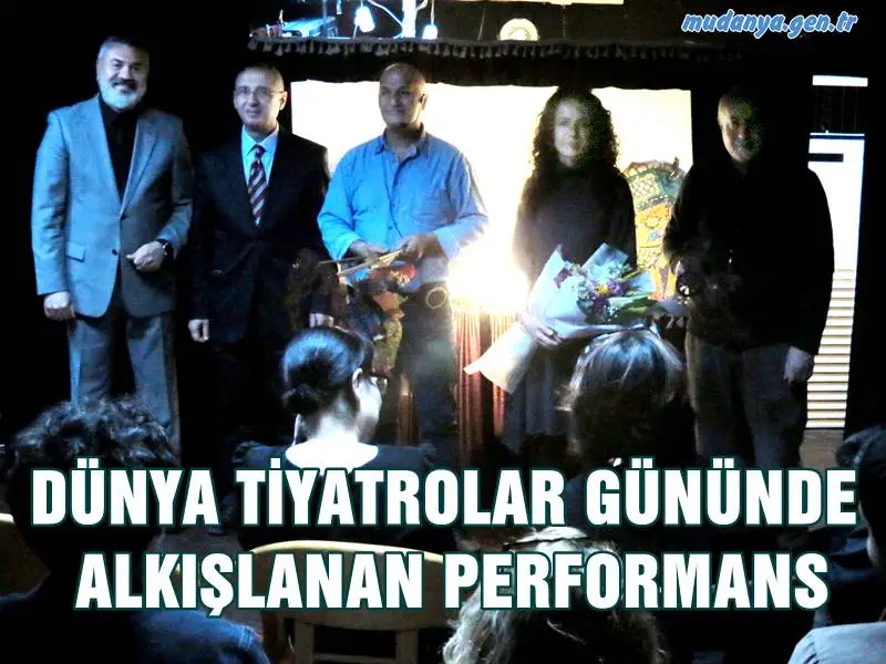 DÜNYA TİYATROLAR GÜNÜN ALKIŞLANAN PERFORMANS