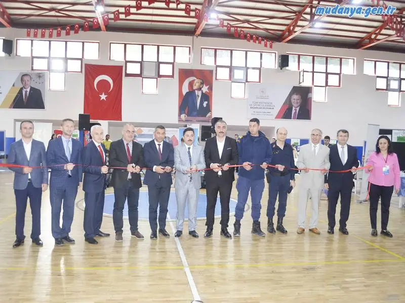 Mesleğim Geleceğim Projesi kapsamında Mudanya İlçe Milli Eğitim Müdürlüğü tarafından organize edilen "Kariyer Günleri" Mudanya Spor Salonunda protokol tarafından açılışı yapıldı.