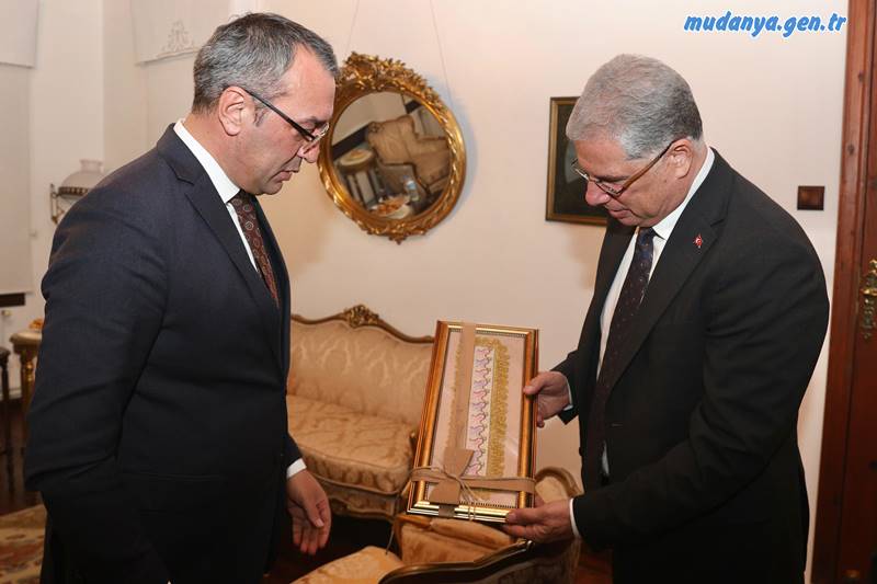 Mudanya Belediyesi ve İstanbul Büyükşehir Belediyesi (İBB), kültürel mirasın korunması ve geleceğe taşınması amacıyla önemli bir adım attı. İki belediye arasında imzalanan Kültürel Miras İşbirliği Protokolü, Mudanya’nın tarihi yapılarının korunmasını ve kurumlar arasında deneyim paylaşımını hedefliyor.