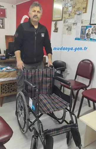 Mudanya Şükrü Çavuş Mahallesi'nin çalışkan, yardımsever muhtarı Şeref ŞAŞ'ın başlattığı iyilik hareketi yüzleri güldürmeye devam ediyor. Mahalle sakinlerinden gelen şikayetleri yetkililere ileterek takip eden Muhtar ŞAŞ sorunlara çözüm üretiyor.
