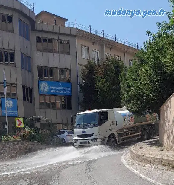 Mudanya Şükrü Çavuş Mahallesinde yollar yıkandı