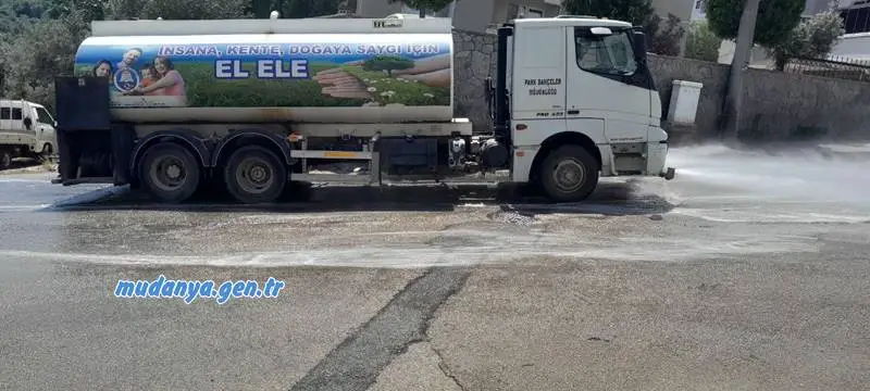 Mudanya Şükrü Çavuş Mahallesinde yollar yıkandı