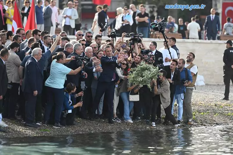CHP Genel Başkanı Özgür Özel, Mudanya Belediye Başkanı Deniz Dalgıç ve protokol üyeleri, barışın simgesi zeytin yapraklarından hazırlanan çelengi denize bırakarak, Mudanya’dan tüm dünyaya barış çağrısı yaptılar.
