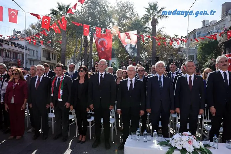 Mudanya Belediyesi tarafından, “Kuruluşta İmzamız Var / 9 Gün: Barışa Giden Yol” temasıyla, müzakerelerin başladığı 3 Ekim’den bu yana etkinliklerle kutlanan Mudanya Mütarekesi’nin 102’nci yıl törenine; Cumhuriyet Halk Partisi Genel Başkanı Özgür Özel, İsmet İnönü’nün kızı Özden Toker, milletvekilleri, belediye başkanları, çok sayıda davetli ve Mudanyalılar katıldı.