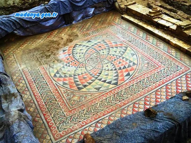 Myrleia Antik Kenti mozaiklerinin korunması ve geleceğe taşınması için başlatılan restorasyon ve konservasyon çalışmaları tamamlandı. Çalışmaları yerinde inceleyen Mudanya Belediye Başkanı Deniz Dalgıç, kazı alanını genişleterek, eserleri ziyarete açacaklarını söyledi.
