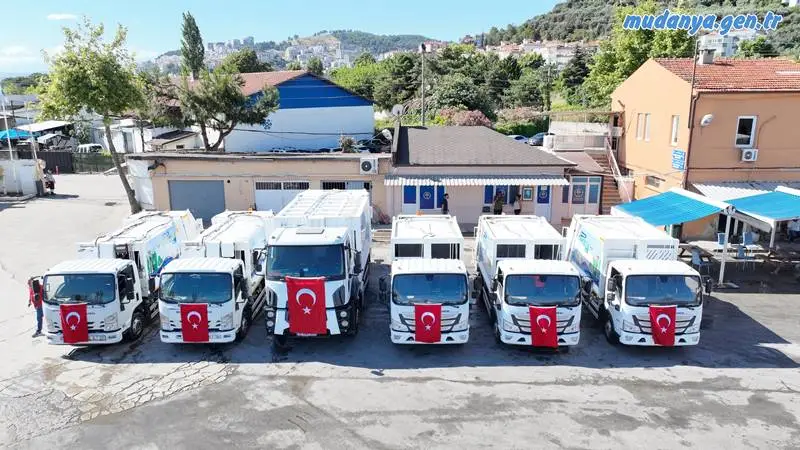 Mudanya Belediyesi yaz aylarının gelmesiyle birlikte temizlik hizmetlerini daha hızlı ve verimli hale getirmek amacıyla araç filosuna yeni çöp kamyonları ekledi.