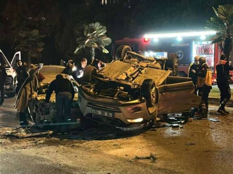 Mudanya yolu Güzelyalı kavşağında meydana gelen kazada, 17 yaşındaki ehliyetsiz sürücünün kontrolündeki otomobil 3 diğer araca çarptı. Kazada 1 kişi hayatını kaybederken, 3 kişi ağır yaralandı.