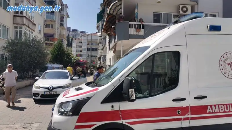 Mudanya Güzelyalı Yalı Mahallesi Dostlar Sitesi'nde yangın paniği yaşandı. 5. Sokak'taki bir apartmanın 3. katında çıkan yangının, doğalgaz şofbeninin elektrik aksamından kaynaklandığı düşünülüyor. Site sakinlerinin ihbarı üzerine olay yerine itfaiye, 112 Acil Servis ve polis ekipleri sevk edildi.