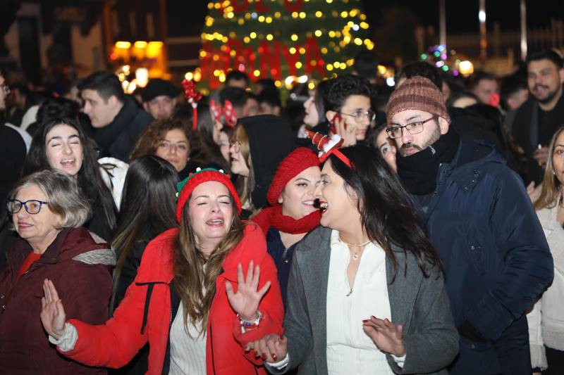 Mudanya - Her yaştan binlerce Mudanyalı ile yeni yıl coşkusunu yaşayan Mudanya Belediye Başkanı Deniz Dalgıç, 2025 yılına büyük bir heyecan ve yeni hedeflerle girdiklerini söyledi.
