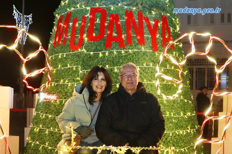DEVA Partisi İlçe Başkanı Mehmet ÖZALP Mudanya Belediyesi'nin, yılbaşı etkinlikleri kapsamında Mütareke Müze Evi Meydanına Sokak Lezzetleri adı altında kurduğu Christmas Market dükkanlarının, hem yöntemi hem de sonuçlarıyla yerel esnafı mağdur ettiğini savundu.
